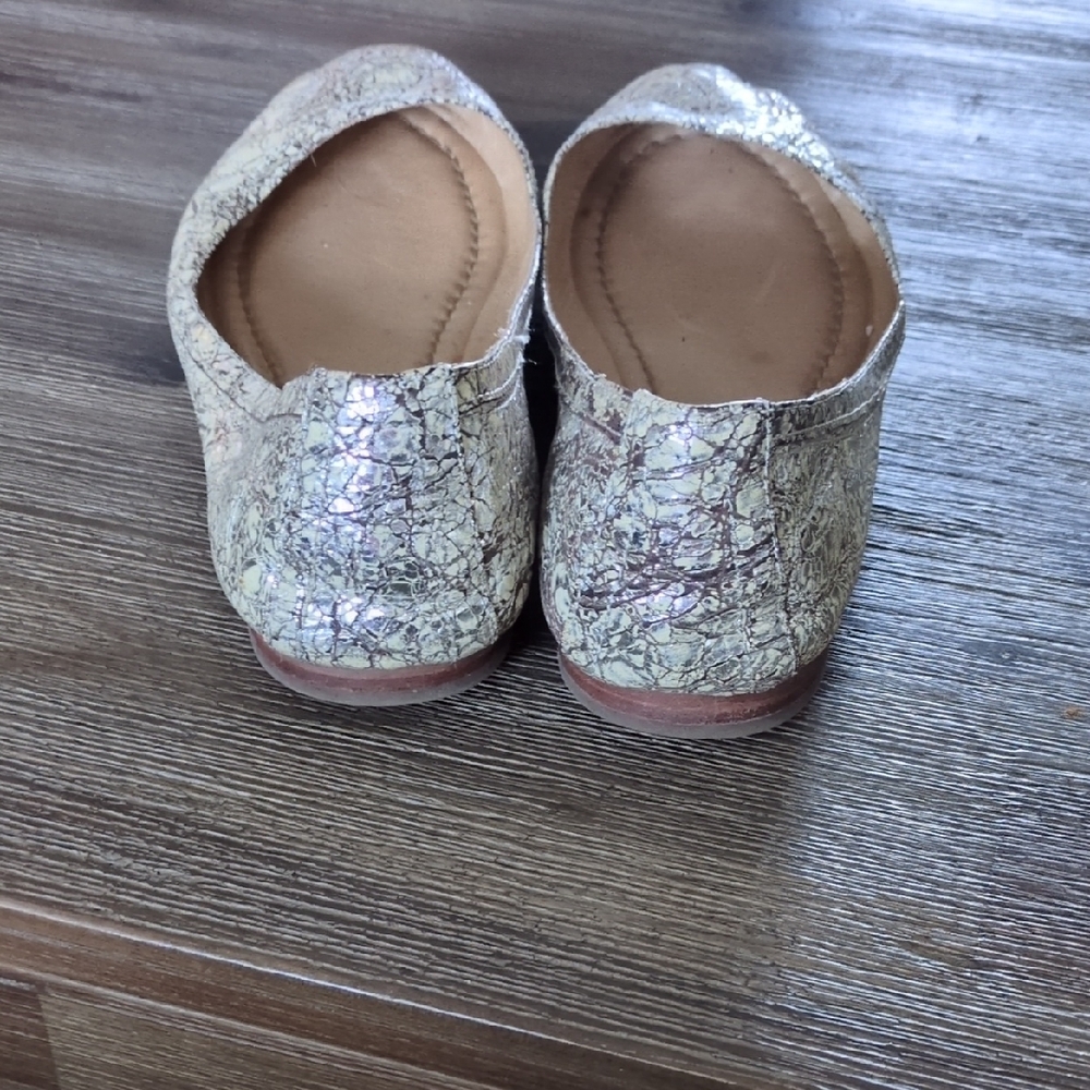 Frye Cream and Brown Women's Flats - Picture 4 of 8